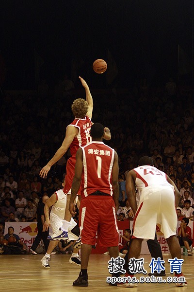 奥地利选手在篮球比赛中勇夺奖杯 奥地利选手在篮球比赛中勇夺奖杯