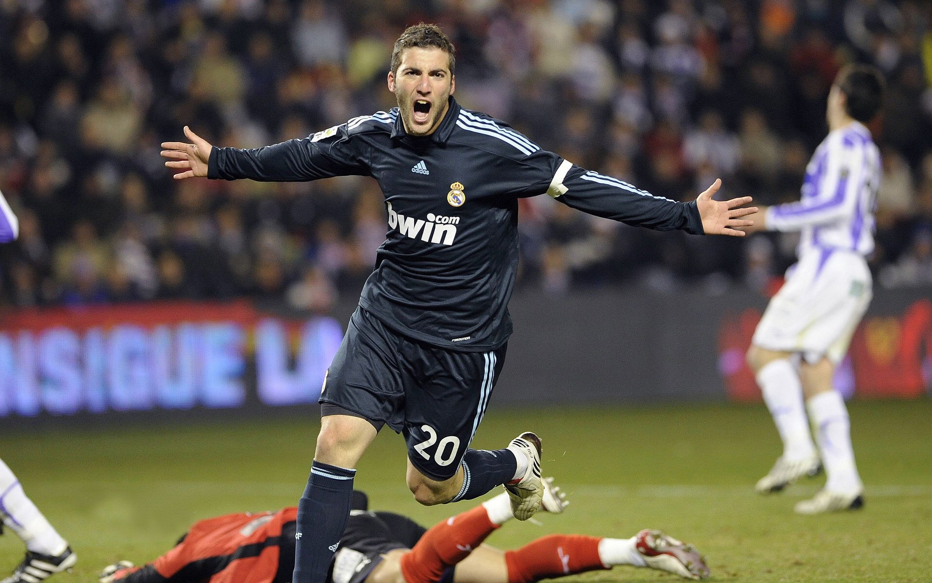 世界杯之夜，黄喜灿，存在感拉满的绿茵焦点