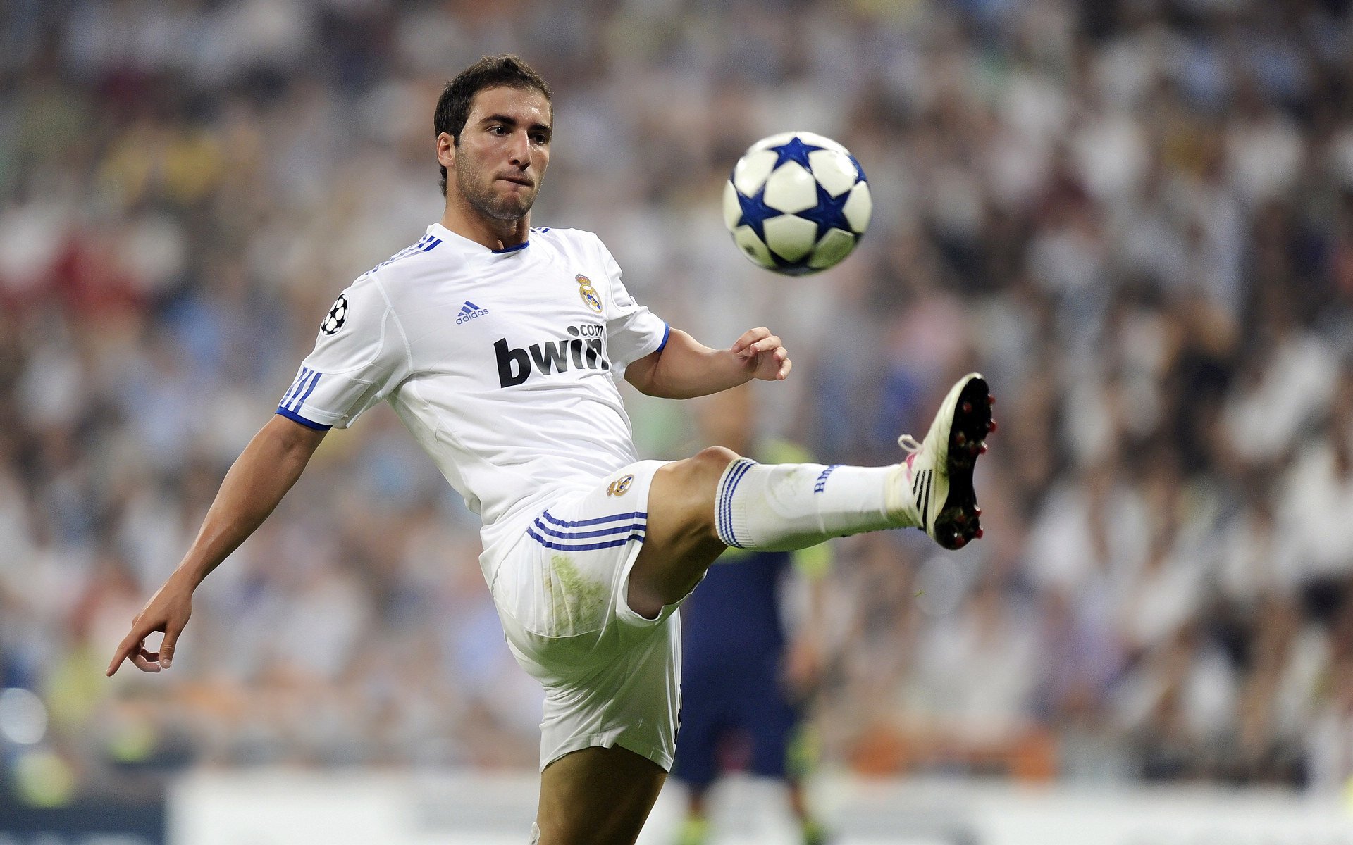 赛道传奇，梅赛德斯鏖战法拉利，勒克莱尔刷新纪录